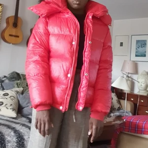  rött puffer jacka  - Tyckte att Säljer min ÄLSKLIG puffer jacka. Den är I mycket bra skick och användade 3 dager. Passar xxs_ M beror på hur man vill ha på sig. Säljer med bra bud eller köp direkt 1350 inklu spårbar frakt. 