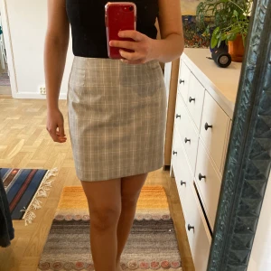 Rutig kjol  - Snygg grå rutig kortkjol från HM!! Strl 38, använd kanske två ggr. 