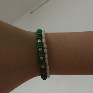 armband - säljer dessa armband av ler och sötvattenspärlor 🧩 justerbar 💕 alla armband på bilden säljs, kontakta vid intresse!