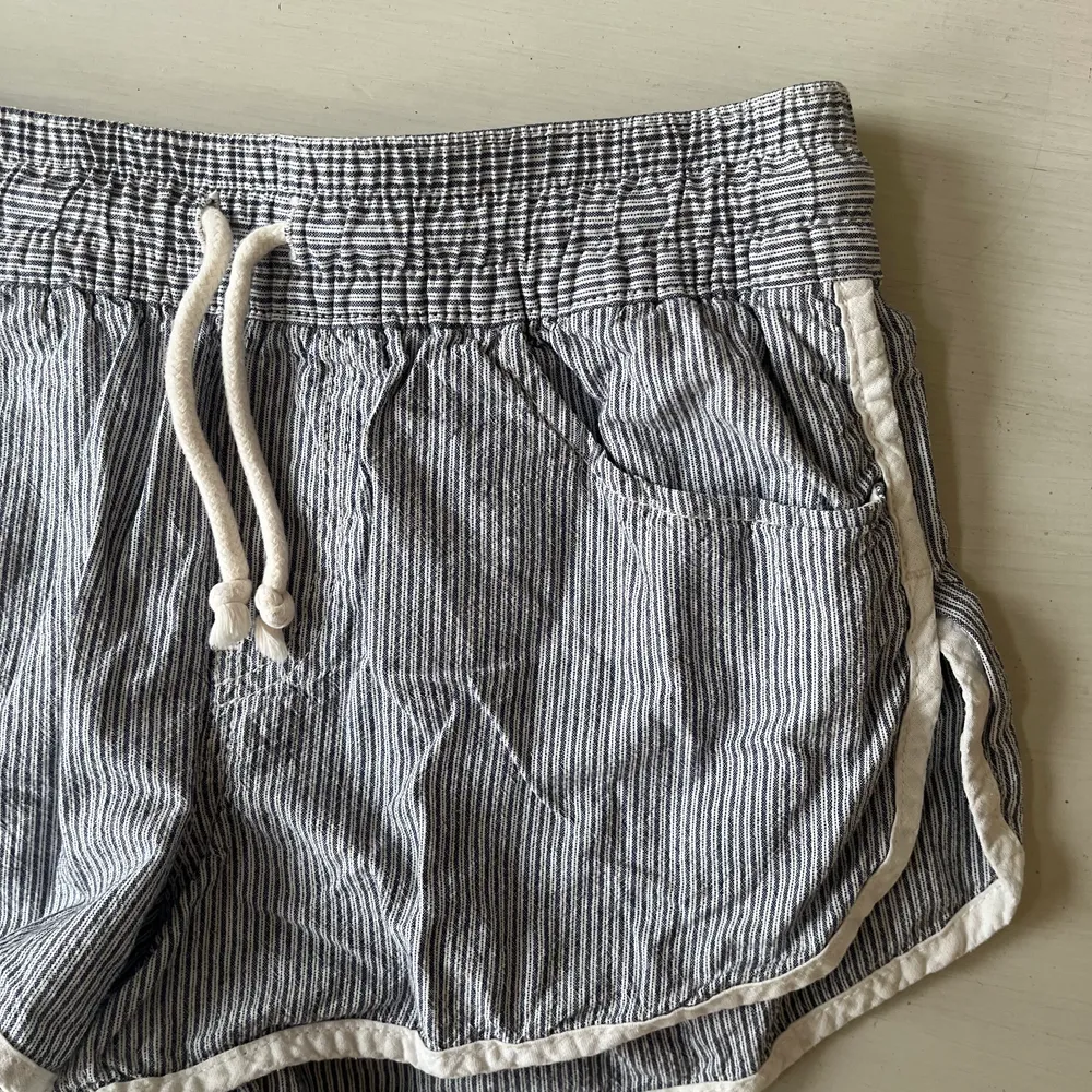 Supersöta shorts från Pull&Bear som knappt är använda. Storlek S men ganska små i storleken, passar säkert XS också . Shorts.