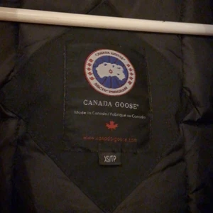 Canada goose jacka - Säljer en canada goose jacka, det ända som är sönder är kedjan men går att fixa kan gå ner lite i pris för de. Allt annat är helt och fint . 