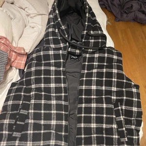 Rutig dunväst - Säljer denna populära rutiga dunväst från Zara! Den är endast använd ett fåtal gånger och är i jättebra skick. Storleken är L men passar även på mindre! Västen är väldigt tjock och varm så passar även bra nu när det börjar bli lite kallare🤎🤎🤎🤎🤎