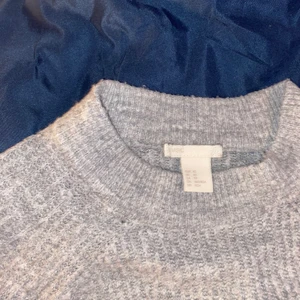 Grå stickad tröja - Jag en grå helt vanlig stickad tröja som inte sticks!! Den är i fint skick och jag själv skulle gärna behålla den om de inte vore så att den va för liten för mig. Köpt för 4 år sedan på hm så den går förstås inte att köpa i affär längre. Köparen står för frakt:)