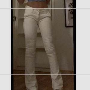 Vita lowaist jeans  - Jätte fina vita låga jeans i bra skick (använda typ 2 gånger)
