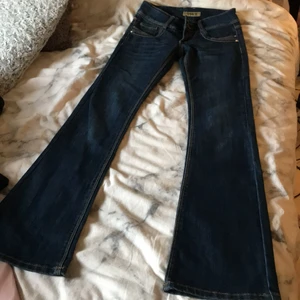 Lågmidjade jeans - Skit snygga trendy lågmidjade jeans, använde mkt innan, skit fräscha. Från Cindy.h! BUDA!!!! Kan tyvärr inte visa dessa på då jag inte får på mig dem😊