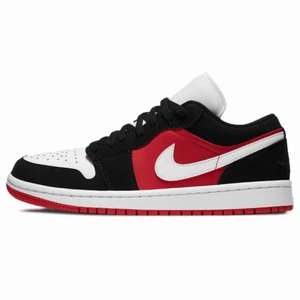 Jordan 1 Low Black White Gym Red - Ska sälja mina skit snygga jordans i storlek 39 då de tyvärr är förstora och inte kommit till användning. Endast använda 2 gånger och annars bara testade. Nypris ca 1400. Kan frakta men möts helst upp! Skolådan medföljer! 💕