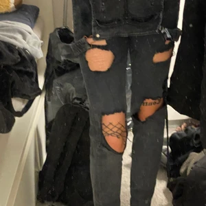 Svarta hängslebyxor - Svarta hängselbyxor som ör lite urtvättade men funkar