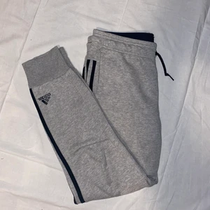 Adidasbyxor  - Köpta för ca 500kr, använda och lite noppriga (se tredje bilden) men ändå väldigt bra skick. 