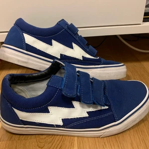 Revenge X Storm Velcro Blue  - Revenge x storm velcro blue skor! Använda en del men i bra skick! Nytvättade så dom är väldigt fräscha! Storlek 42-43 US 9! Köpta för ca 2000kr PRIS KAN DISKUTERAD 