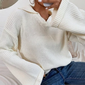Vit stickad oversized tröja! - Skitsnygg vit oversized stickad tröja! Aldrig använd endast testad! Passar jättebra till kallare väder eller till våren med en tunnare jacka/väst till!❤️
