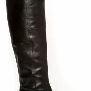 Vagabond overknee stövlar - Svarta vagabond overknee stövlar i skinn. Storlek 37. Använda cirka 5 gånger. Hämtas I Masthugget eller möts i centrum.
