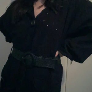 Klänning med puffärm ASOS - Superfin klänning från Asos. Ballongärmar och bälte som gör den mycket smickrande. Hade inte sålt den om den inte var för stor, har varit en favorit på sommaren då materialet är extremt svalt och behagligt.