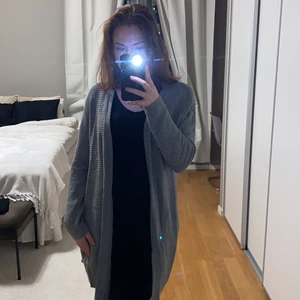 Lång stickad kofta med fickor!! - Storlek M. FICKOR!!✨ såååå skön🥰