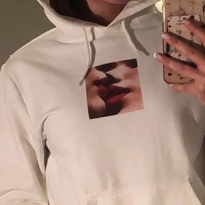  vit hoodie från carlings - Verkligen jätte skönt material och snygg hoodie men säljer tyvärr  för den e för liten i storlek. Köparen står är frakt annars kan jag mötas upp i Stockholm🥰🥰