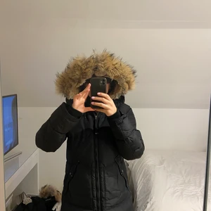 Parajumper Strl: L - Säljer min parajumper använd 1 säsong i Storlek L kan användas av både M och L. Håller dig varm i Sveriges kyla. Är fin kan användas för olika tillfällen. Pris kan diskuteras! Kan skicka föer bilder om det efterfrågas.