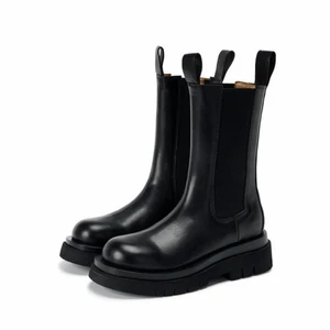 chelsea boots - Helt nya, något dålig kvalité, men helt klart värda pengarna. Säljes pga för små. Lite små i storleken, har vanligtvis 39, men hade behövt 40 i dessa.