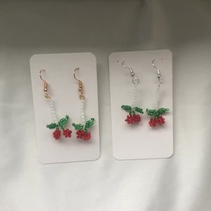 Körsbär örhängen  - Jag säljer nu dessa handgjorda körsbärsörhängen! Väldigt söta och fint att ge som en gåva till någon eller till sig själv! Jag har bara ett par med guldiga krokar, vet tyvärr inte ifal de är nickelfria, önskar du nickelfritt så kan du kontakta mig <3 Frakt tillkommer på 13kr 🍒