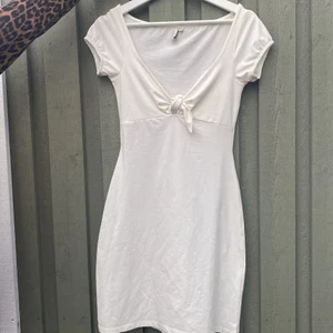 Klänning  - Endast använd 1 gång så nästan nyskick. Ganska stretchig och knuten går att knyta upp. Köparen står för frakten 