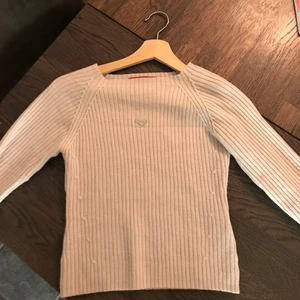 Tröja  - Säljer denna beig/gråa tröjan med ett litet hjärta därfram! Armarna slutar vid armbågen ungefär så bara att ställa frågor om ni undrar något 🌸