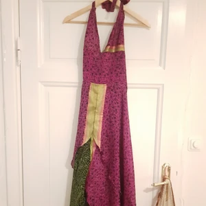 Bohemisk klänning - Fin lila klänning, halter modell. Blus-aktigt material. Passar en 34-38 pga att den ha strech i ryggen. Är a-kupa, men klänningen passar nog ut till c kanske d också? Väldigt fin, köptes i somras på sellpy för 300, men kommer aldrig komma till användning, känner inte att jag passar i den. Kan skicka fler bilder i dm!🙌🍁🍃