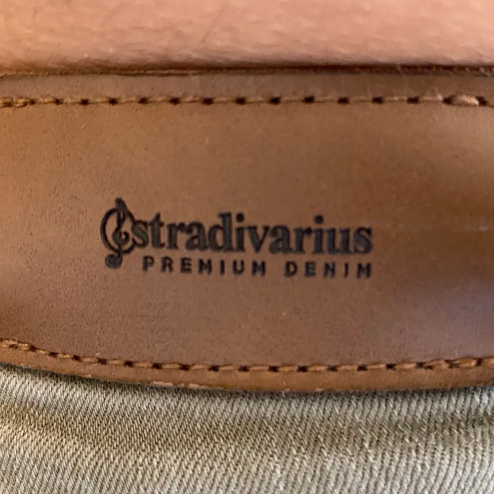 Cargo byxorna var köpta för 450kr hos stradivarius. Dom är använda några gånger. . Jeans & Byxor.