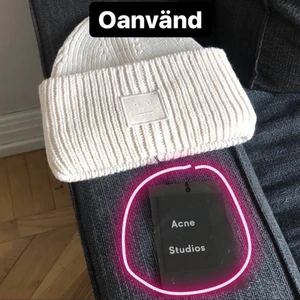 Acne mössa vit ny / oanvänd - Acne mössa köpt 2019 men helt oanvänd