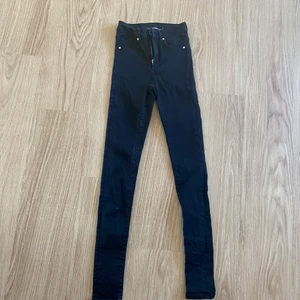Bikbok jeans - Svarta jeans från bikbok, stl xs men passar även s