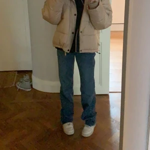 Jeans - Säljer dessa jättesnygga mörkblå jeans från Pull&Bear. De är lite slitna där nere pga att dom är väldigt långa på mig som är 167. Köpta för 400 kr.