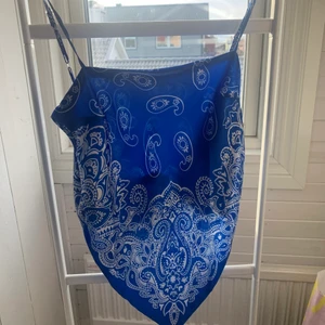 Blå knyt top - En blå supersnygg knyt topp med öppen rygg, superfin till en kjol eller ett par jeans!! Funkar nästan för alla storlekar då man spänner banden själv!☺️