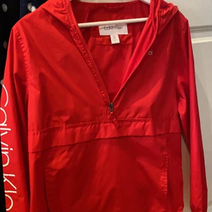 Calvin Klein windbreaker - Snyggt plagg som står ut! Köpt i USA i deras butik. Man justera nertill om man vill att den ska sitta tightare. Storlek XS men passar även S