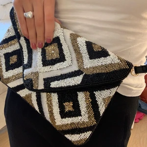 Väska - Så cool väska med pärldetaljer. Använd men är som nt, inga fläckar, hål, revor osv. Köptes för 600kr men säljer för 50kr❤️