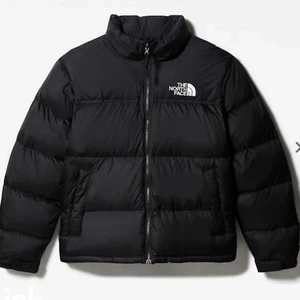 The Nordic face jacka SÖKER - SÖKER en nordic face jacka i storlek M och den ska vara svart 🥰 det ska även vara modellen på bilden, har du någon du tänker sälja med rimligt pris, kontakta mig