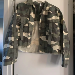 Storlek S - Säljer denna snygga jacka. Tråkigt att ja lär sälja då den aldrig kommer till användning🥺 HUND FINNS I HEMMET 