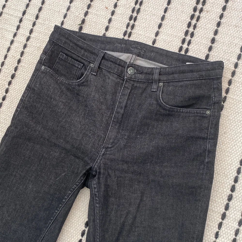 Svart-gråa jeans från COS i storlek 31!. Jeans & Byxor.