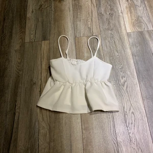 Linne  - Säljer detta linne i storlek S, kan mötas upp och frakta men köparen får själv stå för fraktkostnaden! 🤍 (Endast seriösa köpare!) 