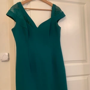 Festkläning klänning  - Nästan helt oanvänd klänning i smaragdgrön. Passar perfket för evenemang av olika slag