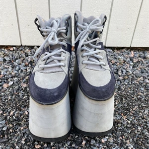 Buffaloskor  - Äkta Buffalo skor från 90-talet. Är reflexer på skorna så de syns i mörkret ;) Nypris: 1900 kr 