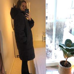 En svart lång dunjacka från H&M , köptes förra året, är i storlek M. Perfekt att ha nu under vintern. 
