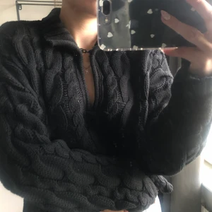 Stickad tröja  - En fin stickad tröja från Nakd, ganska kort i modellen. Strl S och endast använd 1 eller 2 gånger. 🥰