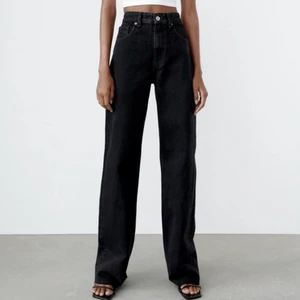 Raka jeans från Zara - Jätte fina jeans i strl 36. Dem va långa i benen på mig som är 168 så klippte av en liten bit längst ner så sitter säkert jätte fint på nån mellan 162-170cm. Bra skick då dem köptes för en månad sedan