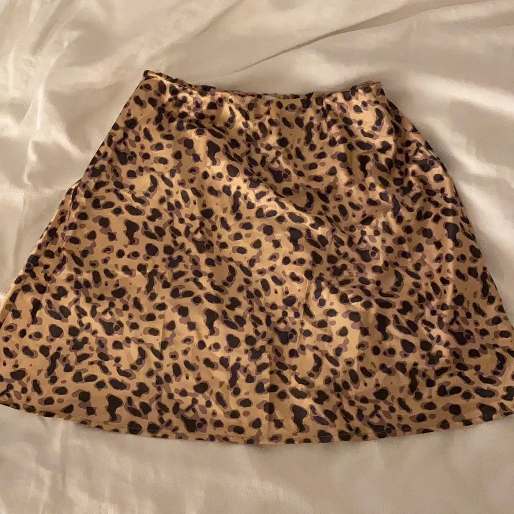 Vit prickig/leopard kjol från chiquelle i siden material. Knappt använda bra skick! Frakt tillkommer🤍🖤 100kr styck eller båda för 180kr!. Klänningar.
