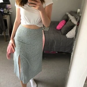 Kjol - Säljer denna super fina kjol med en slits. Säljer då den inte kommer till användning. (LÅNAD BILD)🤍