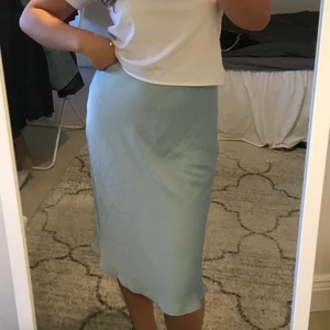 Blå kjol - Säljer denna ljusblå kjol från bikbok. Köpte den för två sommars sen. Kjolen är i jätte bra skick. Går nedanför knäna på mig som är 167 cm. Kjolen är i storlek xs. Så fin när man blivit lite brunare på sommaren. 