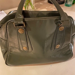 Olivgrön väska - Jätte ball väska köpt secondhand! Om mer bilder önskas skriv privat meddelande 💓 