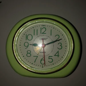 VÄCKARKLOCKA  - Jättefin väckarklocka, köpt för 50kr men säljer för 25kr, jättebra skick, använt några gånger kommer hjälpa dig vakna tro mig, hög ljud när den ringer. 