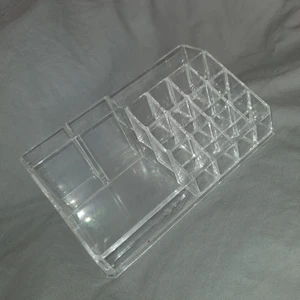 Smink förvaring - Smink förvaring, skavanker och spricka finns men inget som varken känns eller stör användningen av den. 