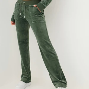 Juicy couture byxor gröna - Intressekoll på dessa skitsnygga juicy byxorna i storlek S men passar xs oså 😀använda ett fåtal gånger o säljer för de it e min smak längre 😁 