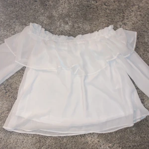 Festlig blus  - Jätte fin med resår på händerna samt uppe, inte genom slinkig alls och bra material