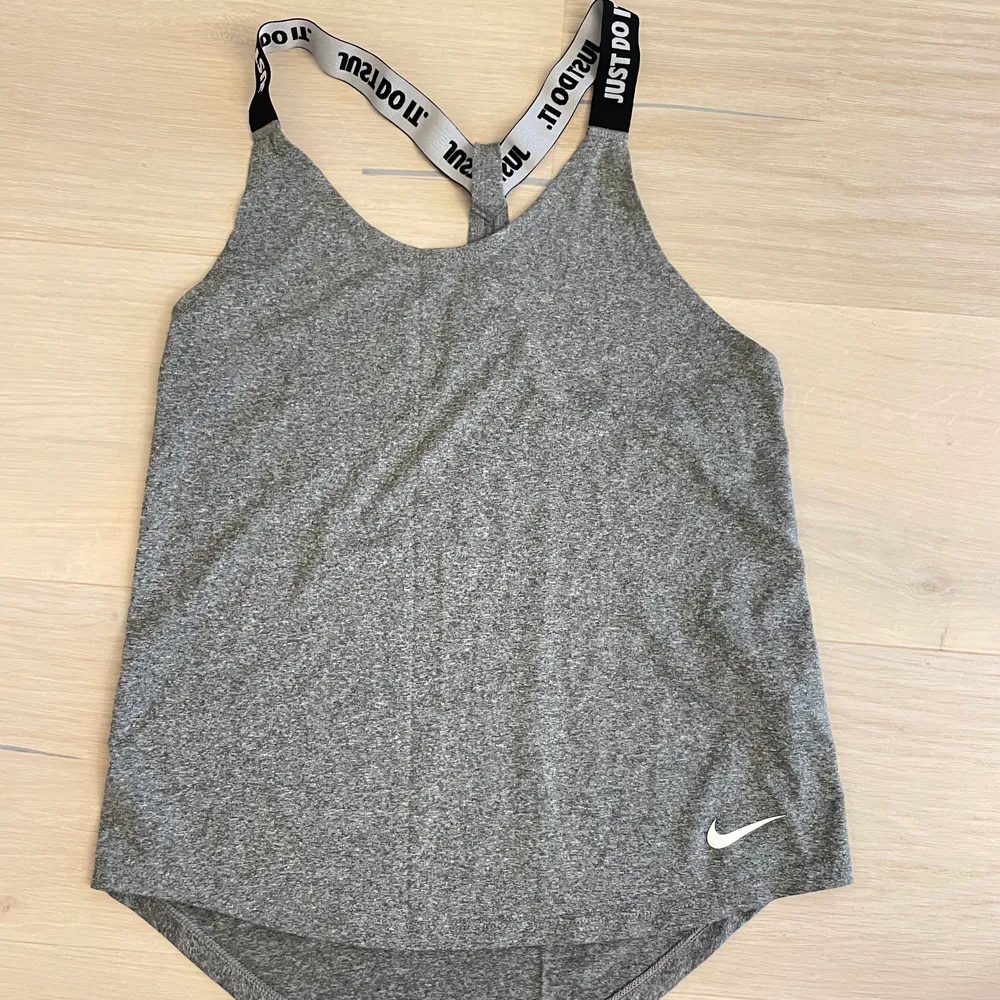 Nike linne i grå, strl s. Använd några gånger, gott skick . Hoodies.
