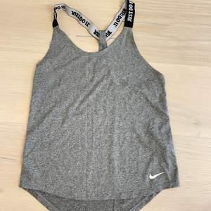 Nike linne i grå, strl s. Använd några gånger, gott skick 